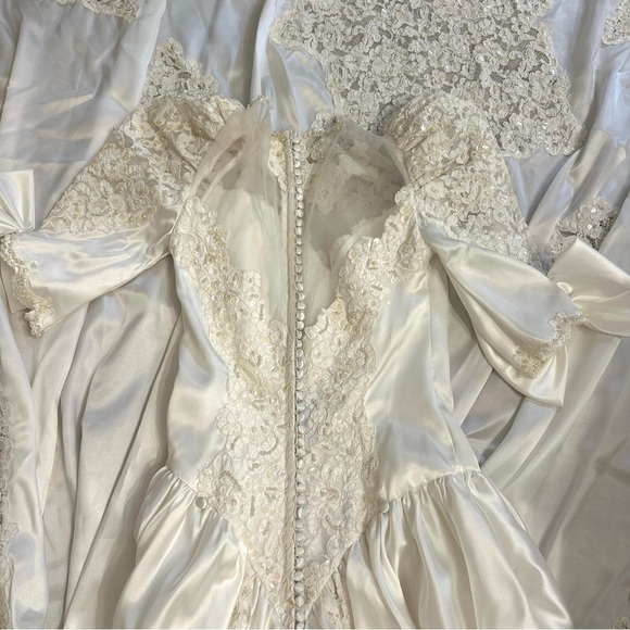 Vintage Alfred Angelo Collection Wedding Dress with long beaded Train size small - Picture 13 of 17